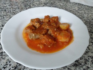 Carne con tomate