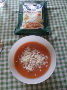 Gazpacho de fresas con parmesano