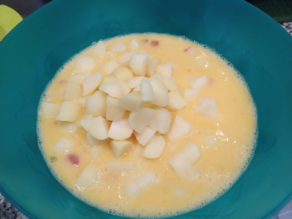 Tortilla de papas, jamón y queso al horno