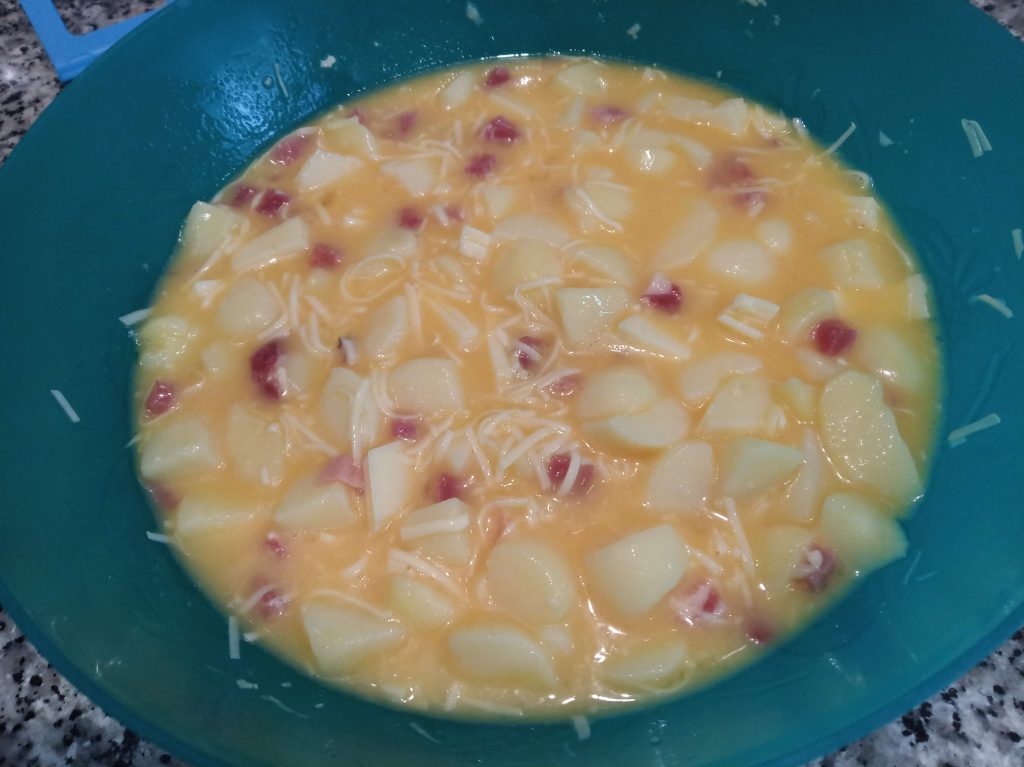 Tortilla de papas, jamón y queso al horno