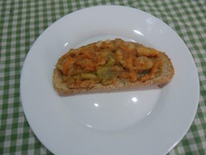 Ragú de rape sobre tostada