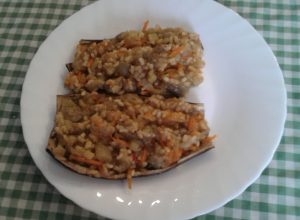 Berenjenas rellenas de verduras y arroz al curry