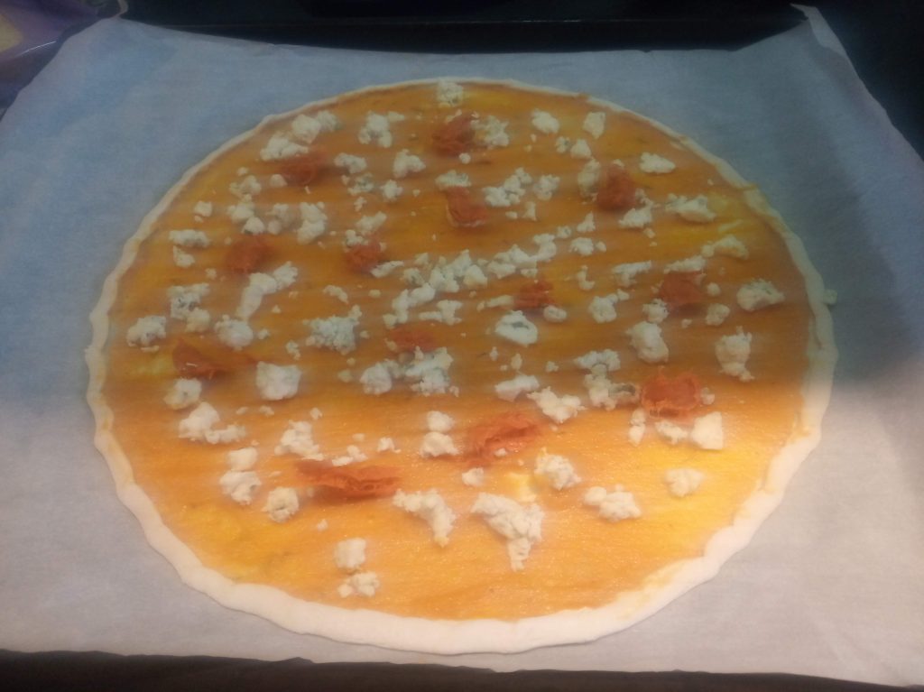 Pizza de calabaza con queso azul y sobrasada