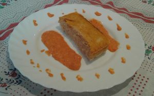 Pastel de merluza con salsa de piquillos