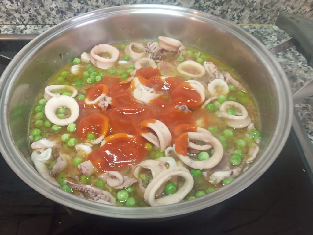 Fideos con sepia ó calamaritos