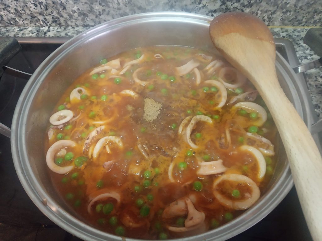 Fideos con sepia ó calamaritos