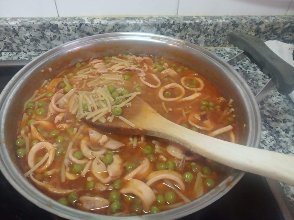 Fideos con sepia ó calamaritos