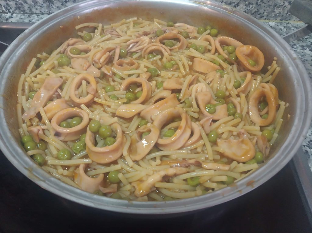 Fideos con sepia ó calamaritos