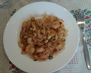 Fideos de arroz con gambas, pollo y salsa de soja