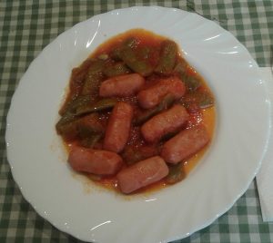 Salchichas mini con tomate y judías planas