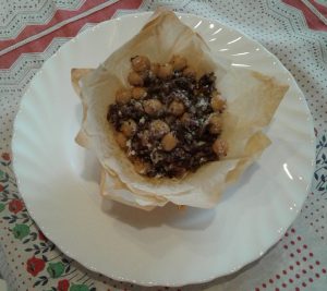 Tartaleta de pasta filo con garbanzos, morcilla y salsa de yogur