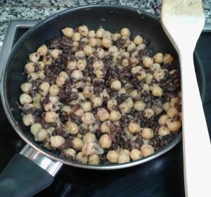 Tartaleta de pasta filo con garbanzos, morcilla y salsa de yogur