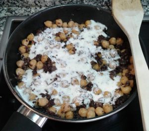 Tartaleta de pasta filo con garbanzos, morcilla y salsa de yogur