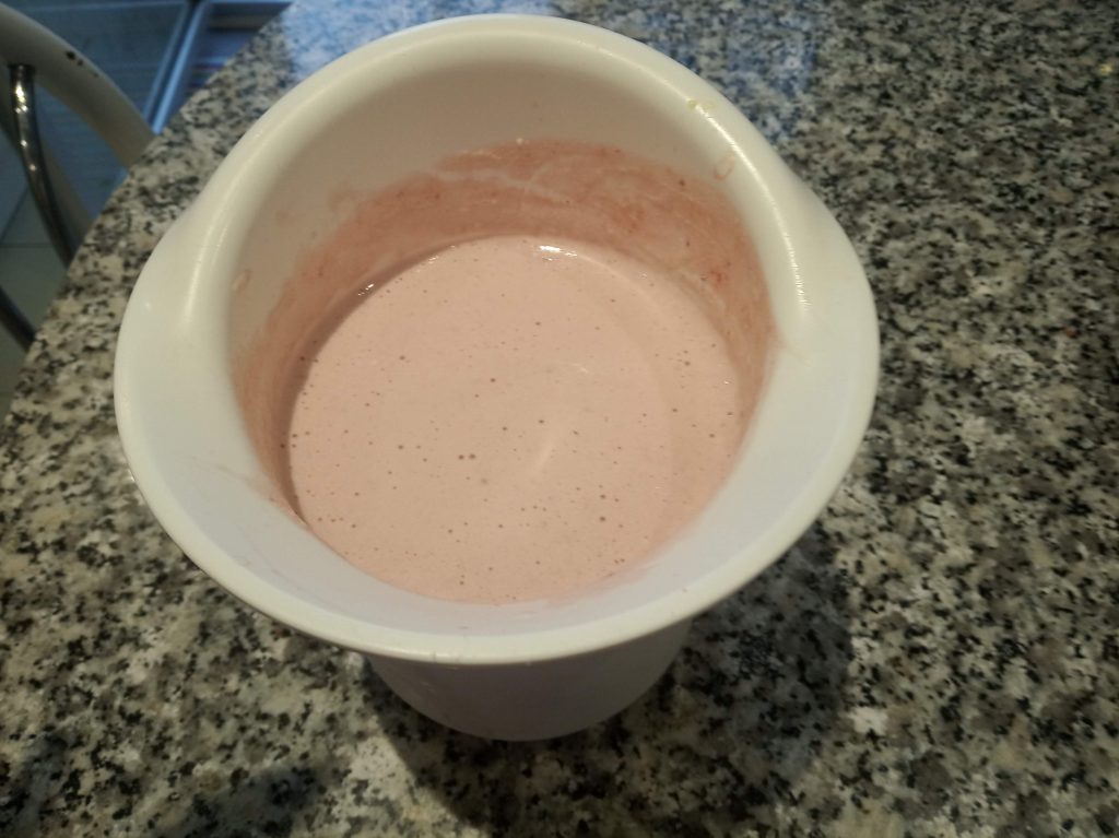 Helado de fresa con heladera