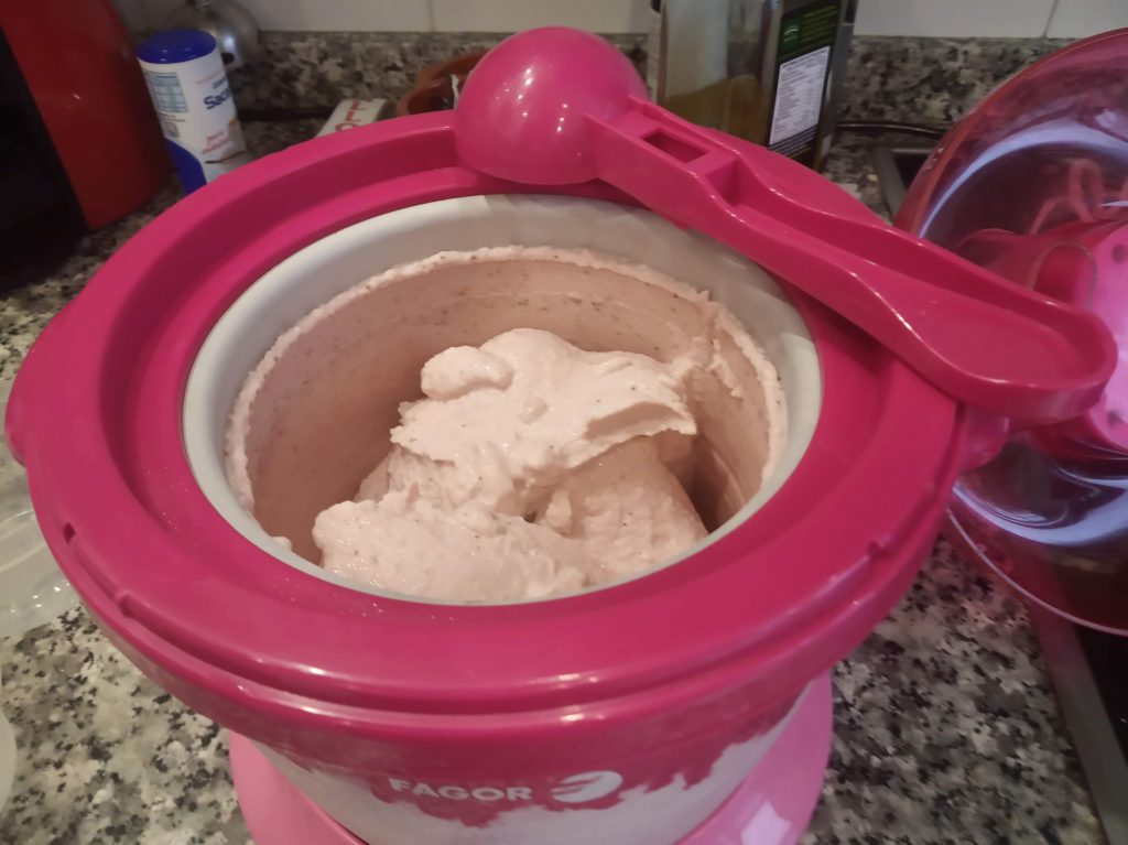 Helado de fresa con heladera