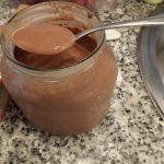 Yogur con chocolate a la taza en yogurtera