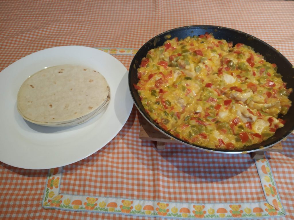 Fajitas o barquitas con pollo y pimientos al curry