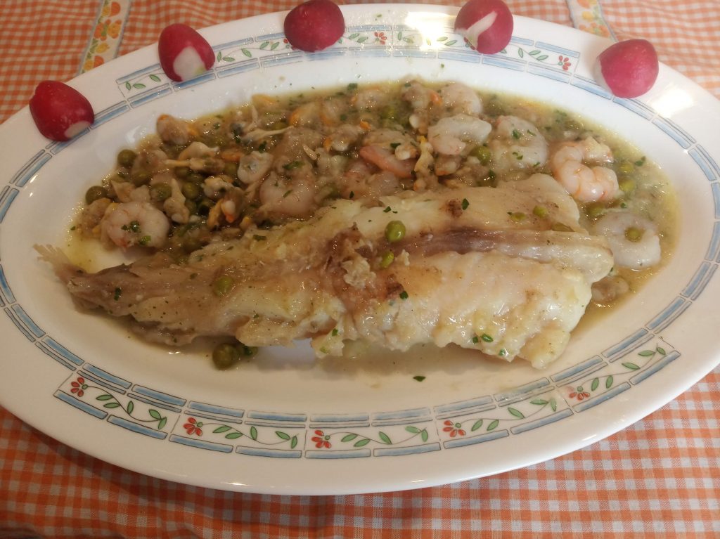 Cazuela de colas de rape, almejas y gambas