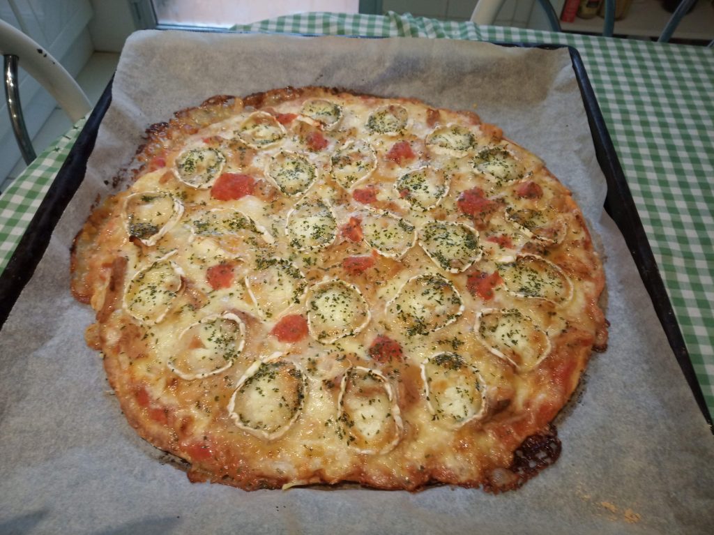 Pizza con salvado de avena, con pollo y queso de cabra