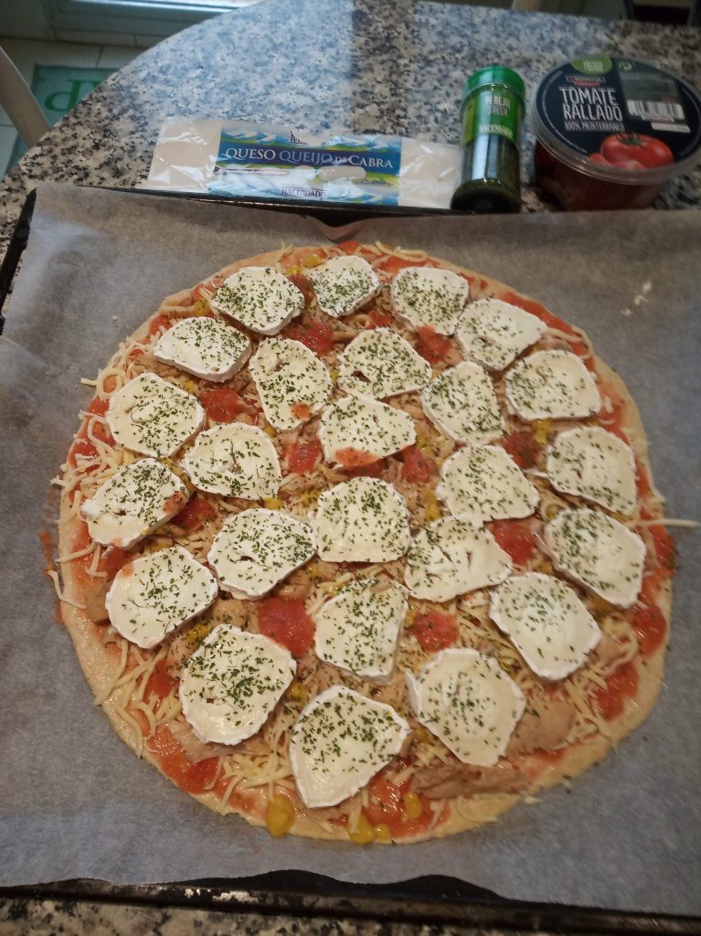 Pizza con salvado de avena, con pollo y queso de cabra