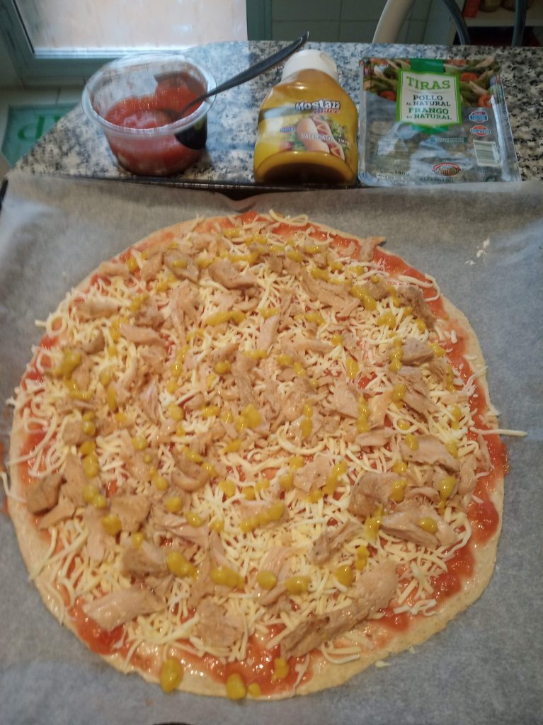 Pizza con salvado de avena, con pollo y queso de cabra