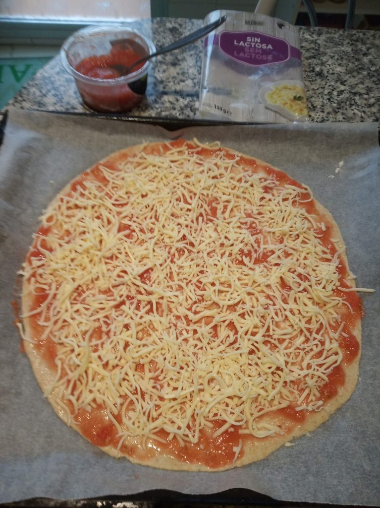 Pizza con salvado de avena, con pollo y queso de cabra