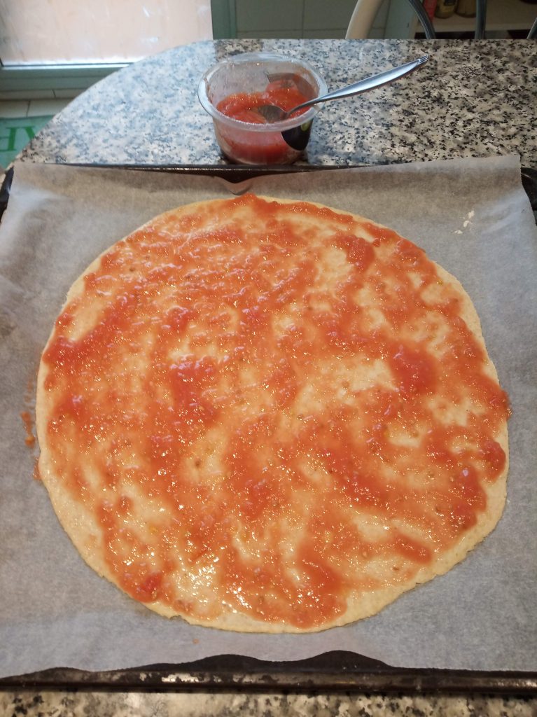 Pizza con salvado de avena, con pollo y queso de cabra