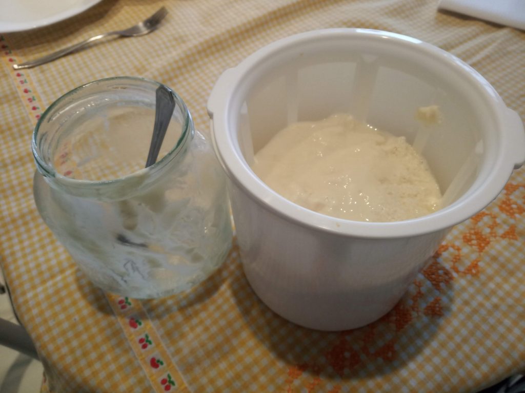 Yogur de limón con yogurtera