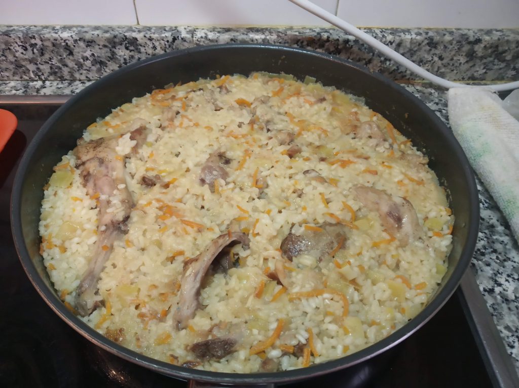 Conejo con arroz