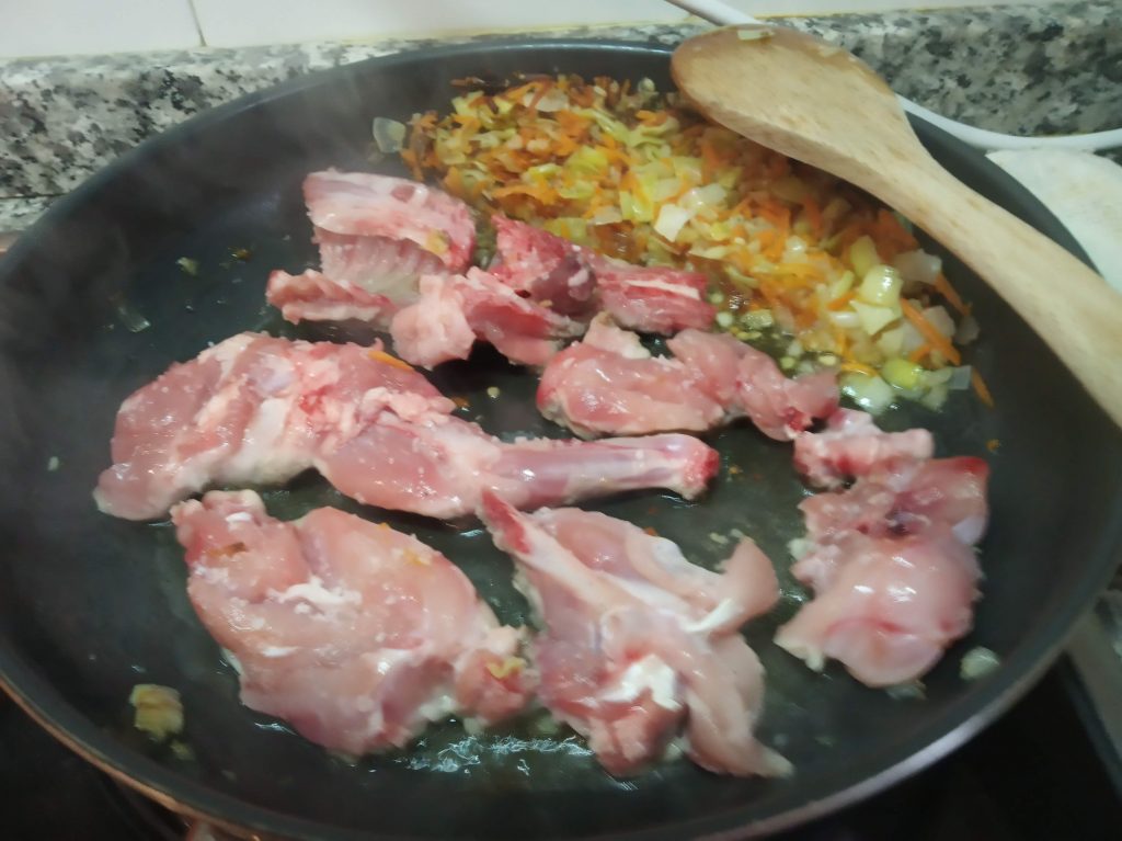 Conejo con arroz