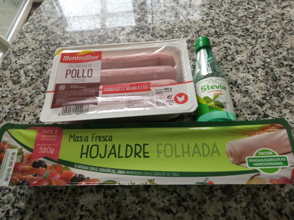 Salchichas de pollo enrolladas en hojaldre