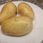 Pulpo aliñado con fondo de patatas cocidas ralladas