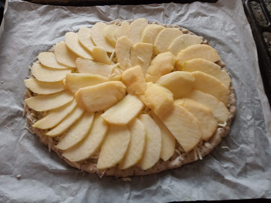 Pizza de manzana y quesos