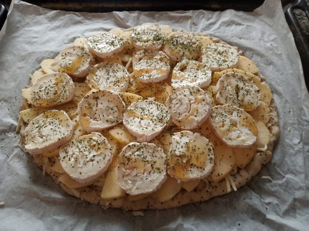 Pizza de manzana y quesos