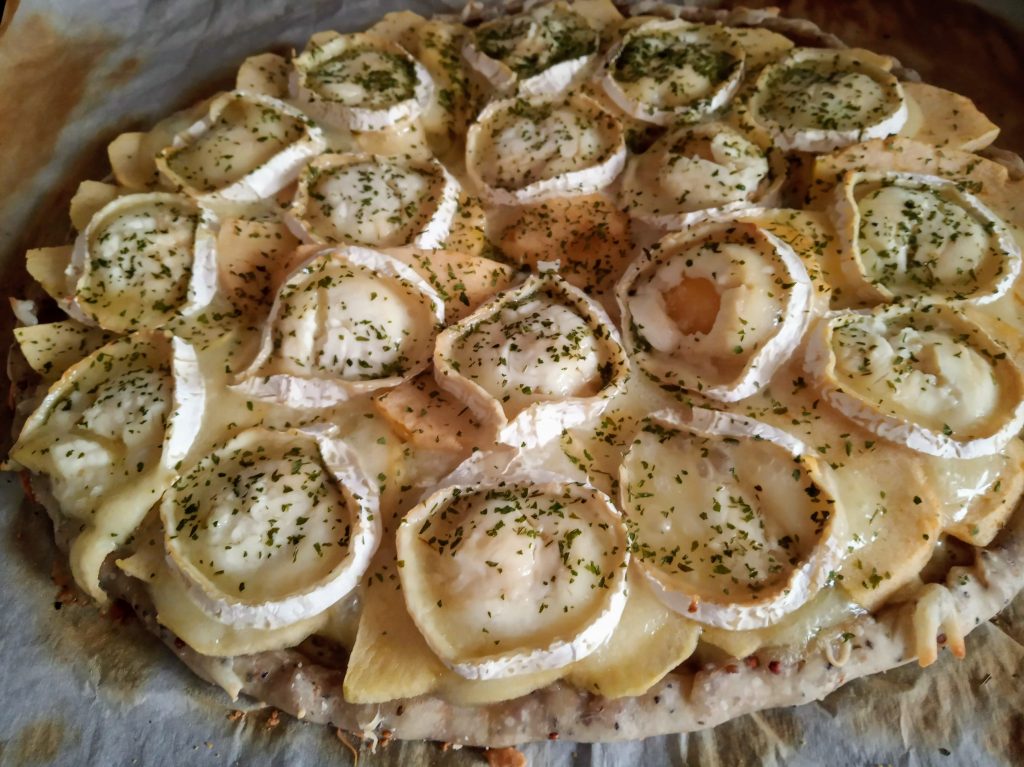 Pizza de manzana y quesos