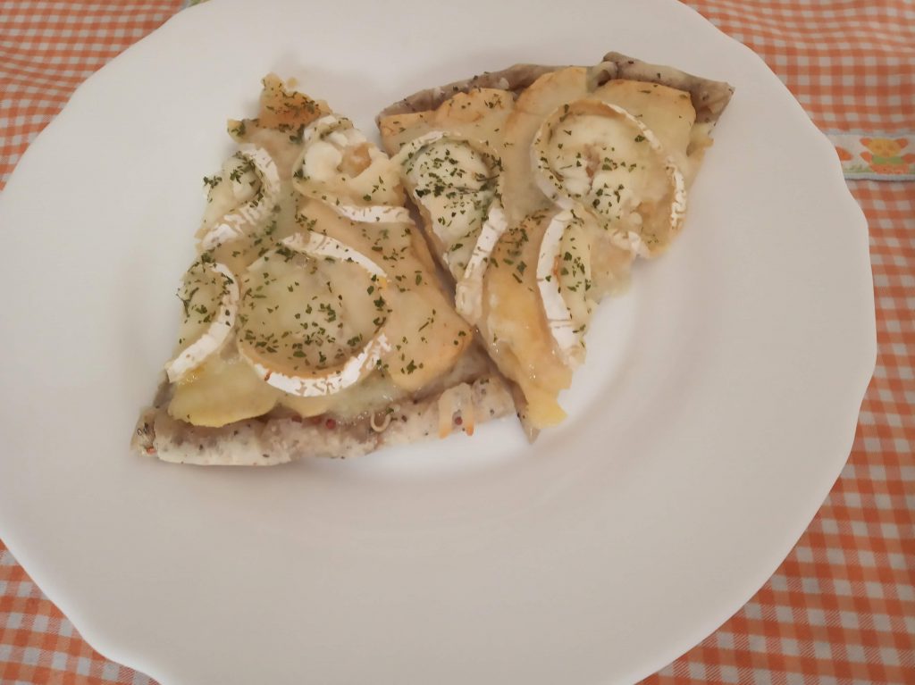 Pizza de manzana y quesos