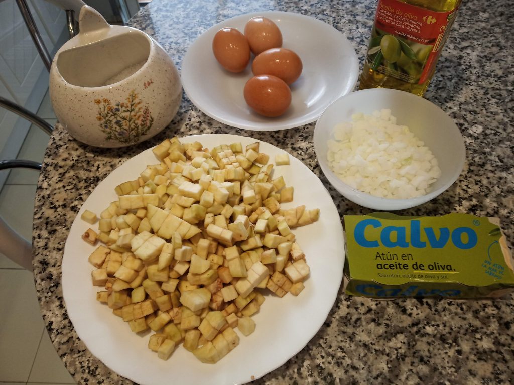 Tortilla de berenjena, cebolla y atún