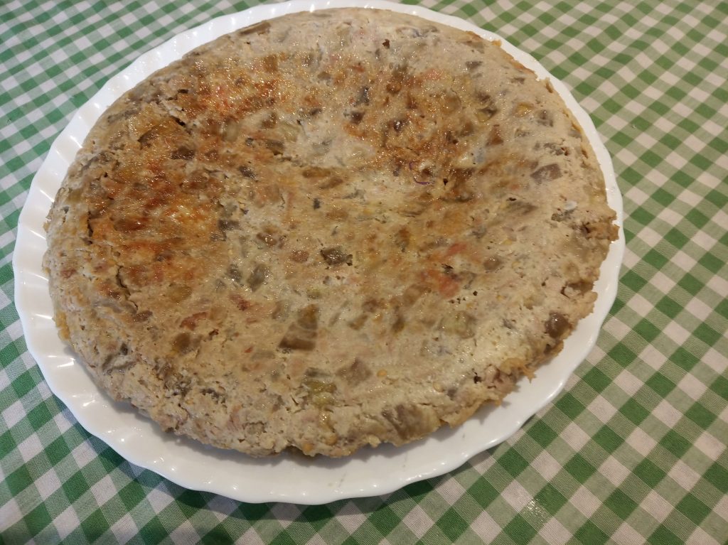 Tortilla de berenjena, cebolla y atún