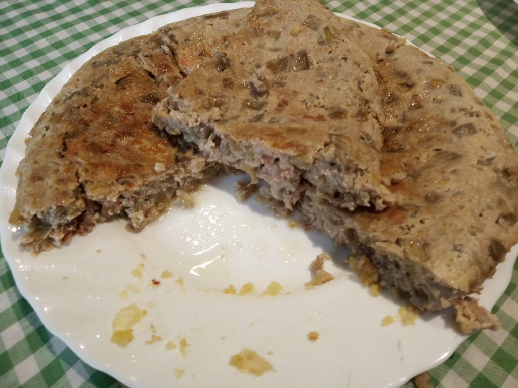 Tortilla de berenjena, cebolla y atún