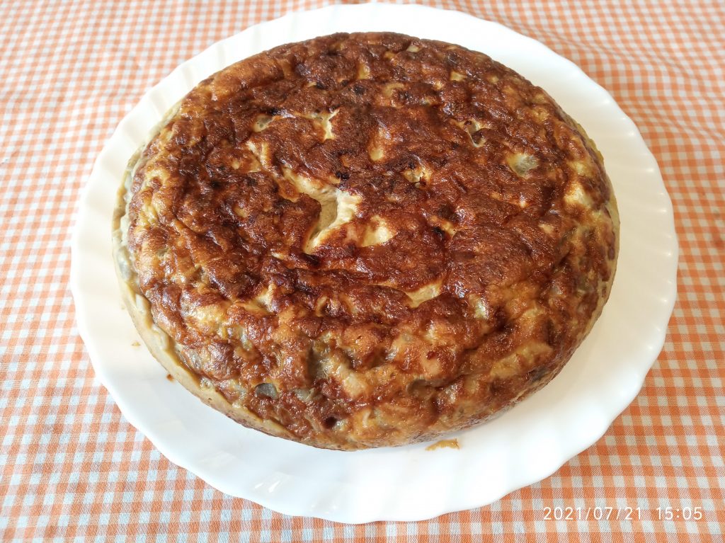 Tortilla de berenjena, cebolla y atún