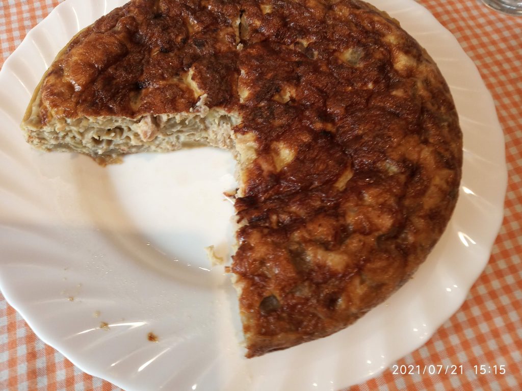 Tortilla de berenjena, cebolla y atún