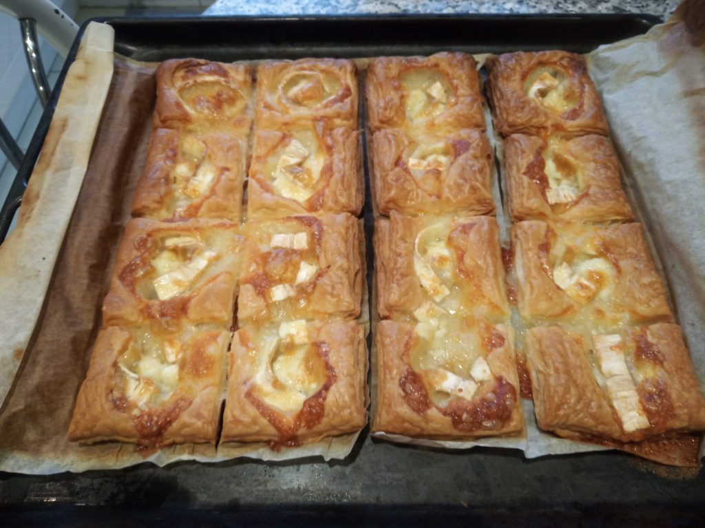 Hojaldres de queso de cabra y sirope de fresa