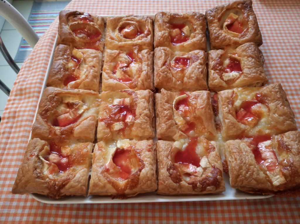 Hojaldres de queso de cabra y sirope de fresa