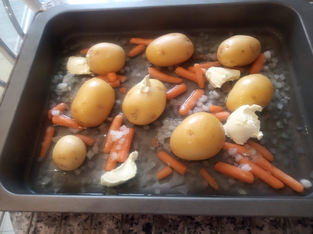 Entrecot de ternera con patatas y zanahorias al horno