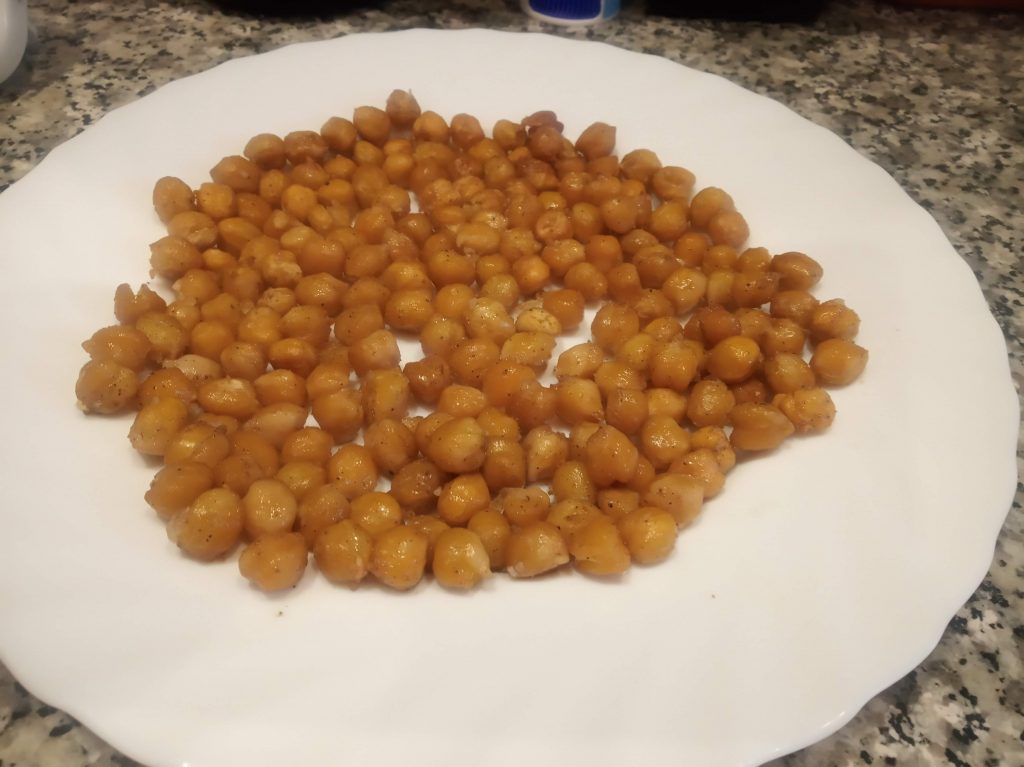 Crema de brócoli con garbanzos especiados al horno