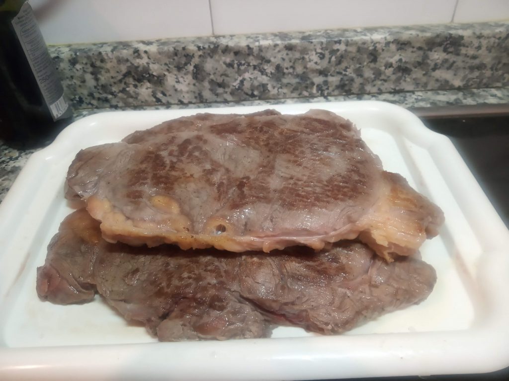 Entrecot de ternera con patatas y zanahorias al horno