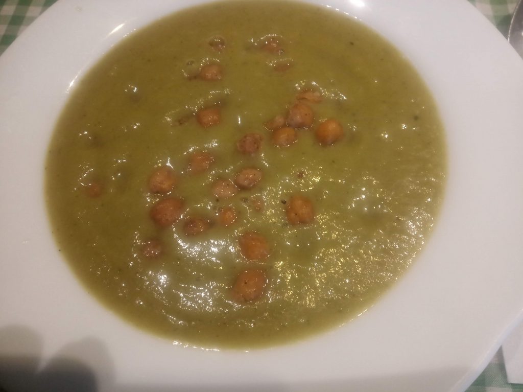 Crema de brócoli con garbanzos especiados al horno