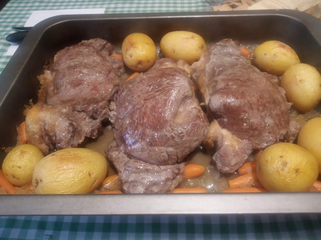 Entrecot de ternera con patatas y zanahorias al horno