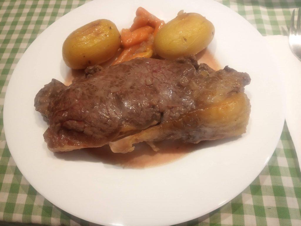 Entrecot de ternera con patatas y zanahorias al horno