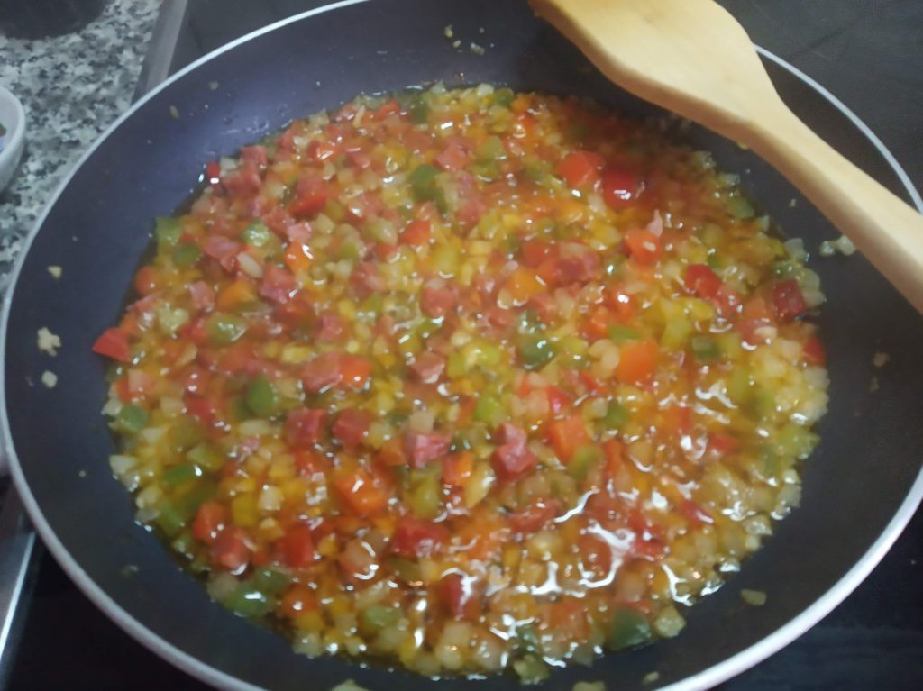 Migas caseras con verdura su chorizo y brochetas de langostinos con piña